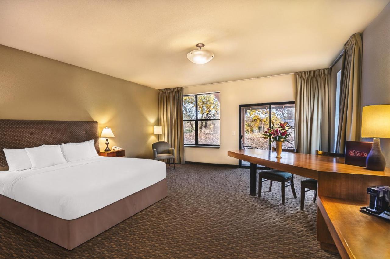 Deluxe King Room - Non-Smoking,1589240363:JPEG